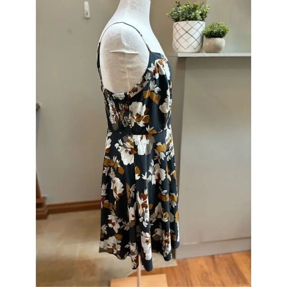 Old Navy L steel blue floral pattern sundress w- smocked back and adjustable str - Picture 4 of 8